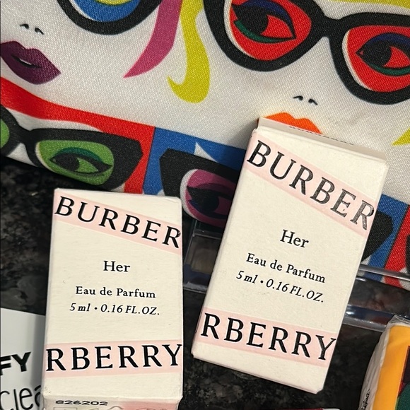 Burberry Her Beauty Bundle Burberry Her x2 5ml travel & Ipsy Bag & Charcoal Peel - Picture 5 of 12